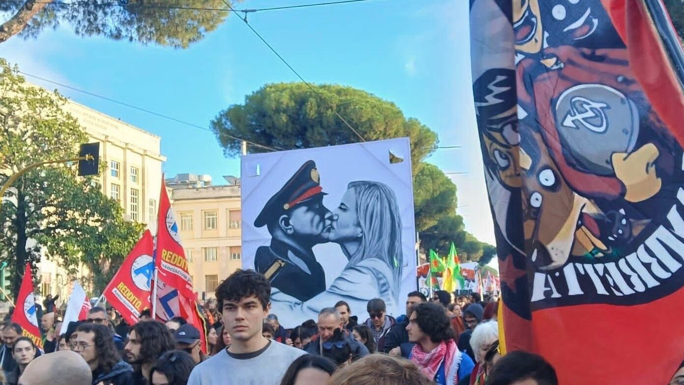 Nuovo corteo a Roma, in testa un'immagine di Meloni che "bacia" un gerarca fascista