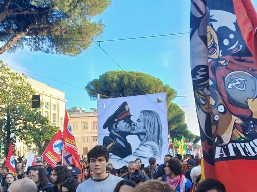 Nuovo corteo a Roma, in testa un'immagine di Meloni che "bacia" un gerarca fascista
