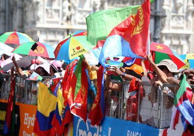 Ultima tappa del Giro d'Italia, i tifosi in attesa a Milano 7