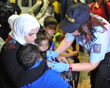 La polizia ceca marchia i migranti sul braccio 1