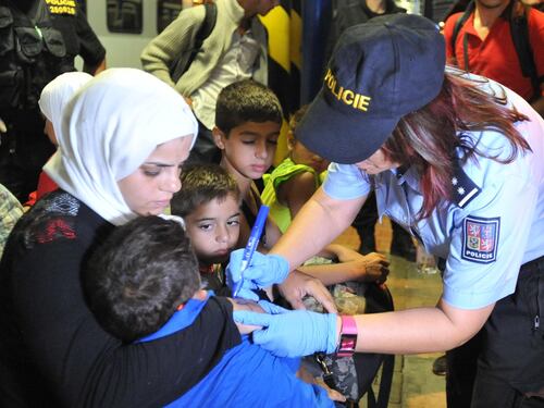 La polizia ceca marchia i migranti sul braccio