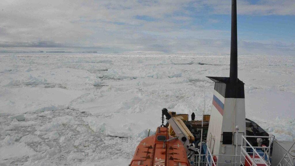 La nave perduta tra i ghiacci che pare un villaggio vacanze