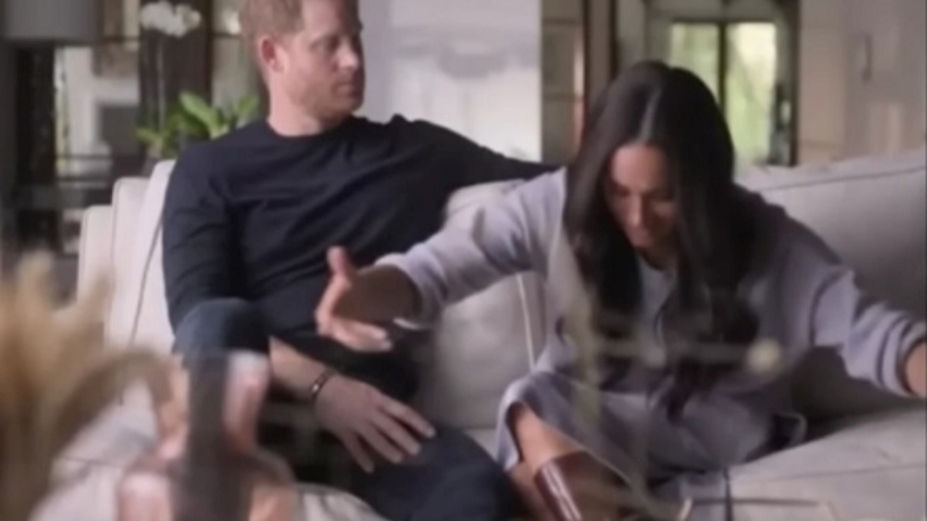 “Facevo così”. L’inchino-farsa di Meghan alla Regina fa infuriare gli inglesi