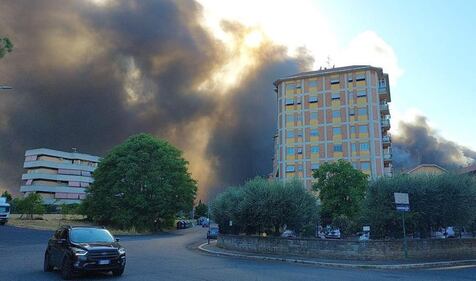 Vasto incendio divampato questo pomeriggio a Roma nella zona di via Casilina 9