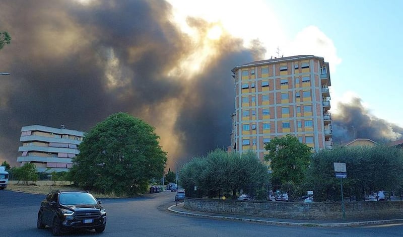 Vasto incendio divampato questo pomeriggio a Roma nella zona di via Casilina 9