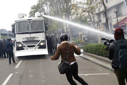 Parigi, scontri tra anarchici e polizia: auto distrutte, vetrine infrante 4