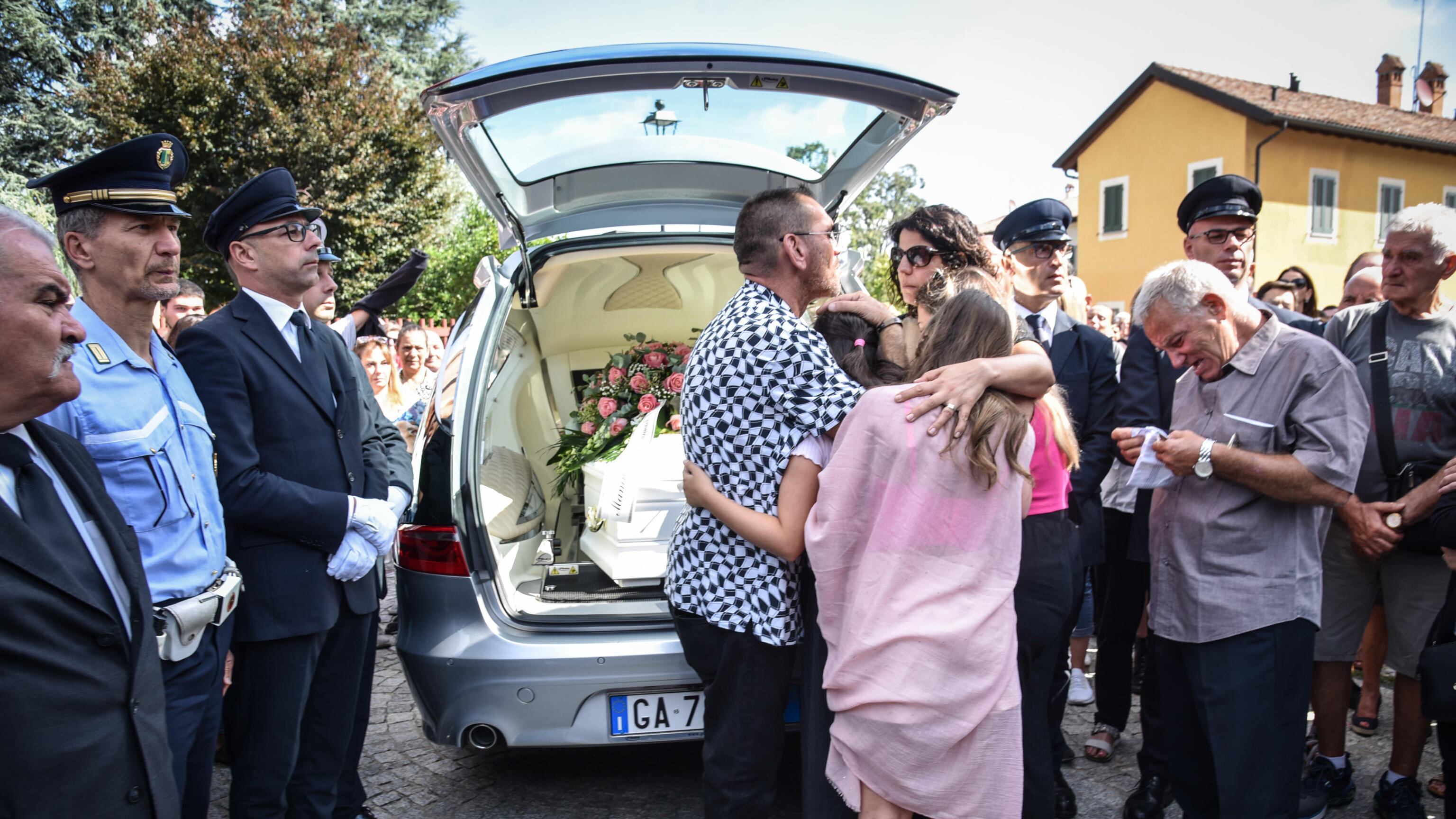 Palloncini rosa e Lazza per Sofia. "Puntate su amori non possessivi"