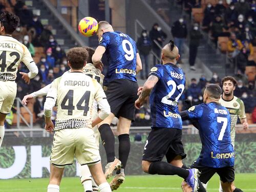 Alla fine Dzeko usa la testa e l'Inter ritrova l'allungo