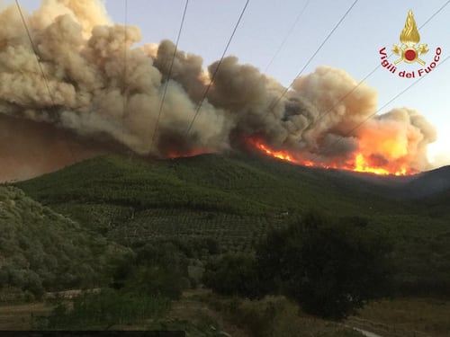 Vasto incendio nel Pisano: evacuate 700 persone