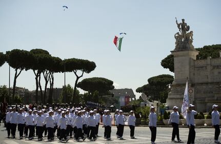 Un Tricolore calato dal cielo per onorare la Repubblica 2