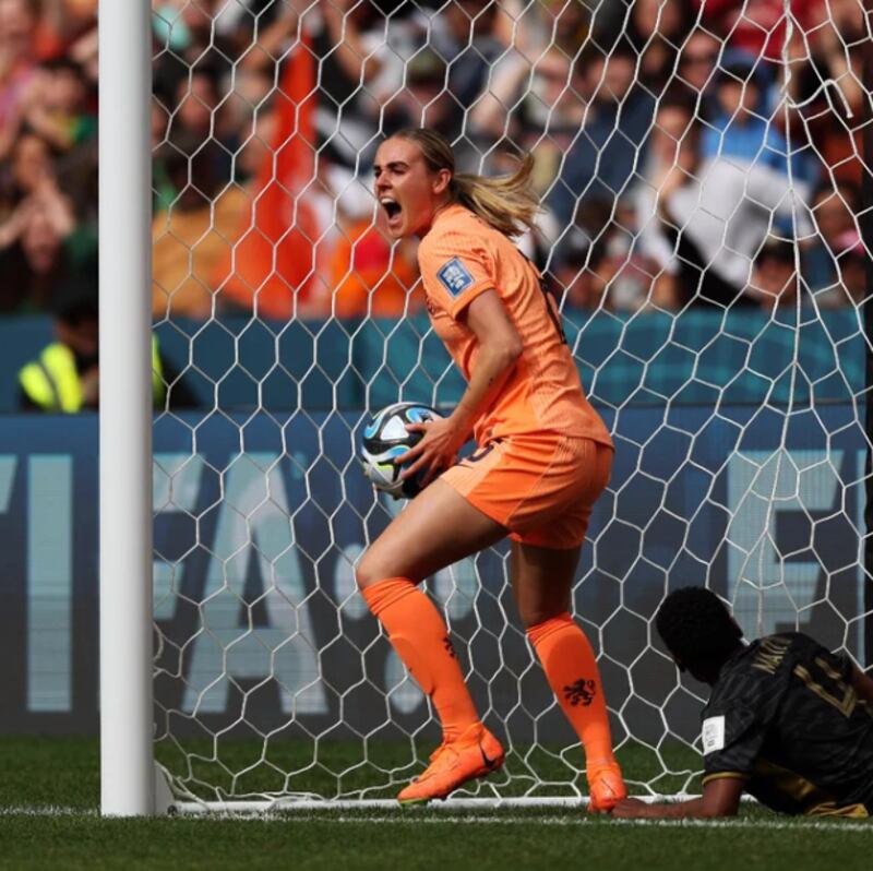 Jill Roord si porta a casa il pallone, e conduce le sue Oranje ai quarti (via Fifa)