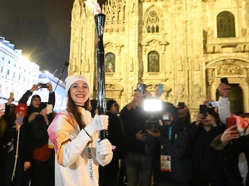 La fiaccola tra due ali di folla (e le proteste dei soliti pro Pal)