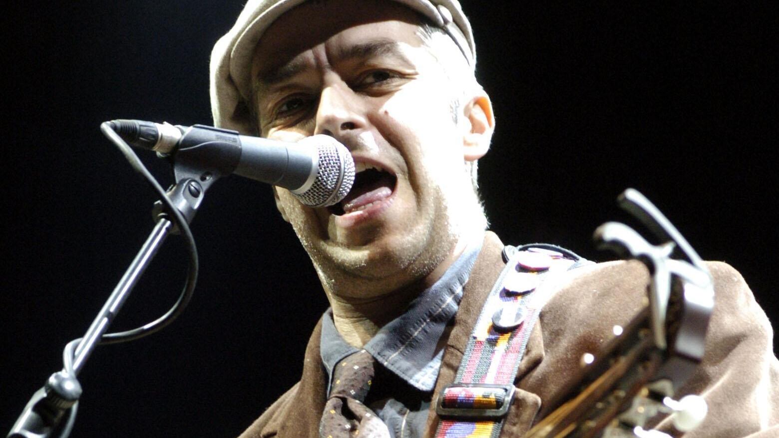 Scola celebra la Caritas sul palco con Van de Sfroos
