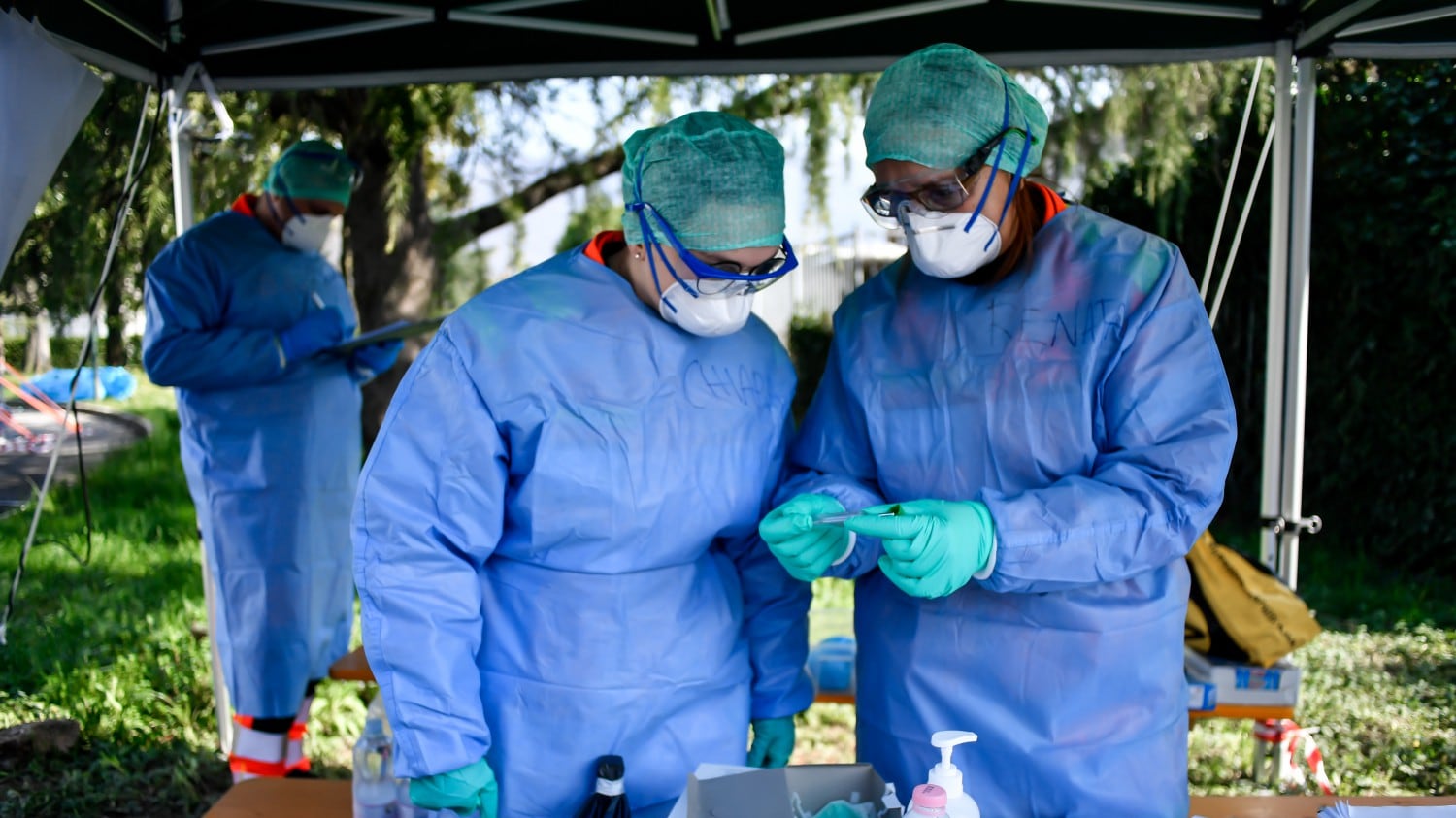 Da eroi a capri espiatori sui medici piovono le denunce