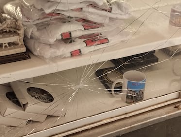 Chiosco in piazza dei Mercanti a Milano preso di mira da vandali e ladri 5