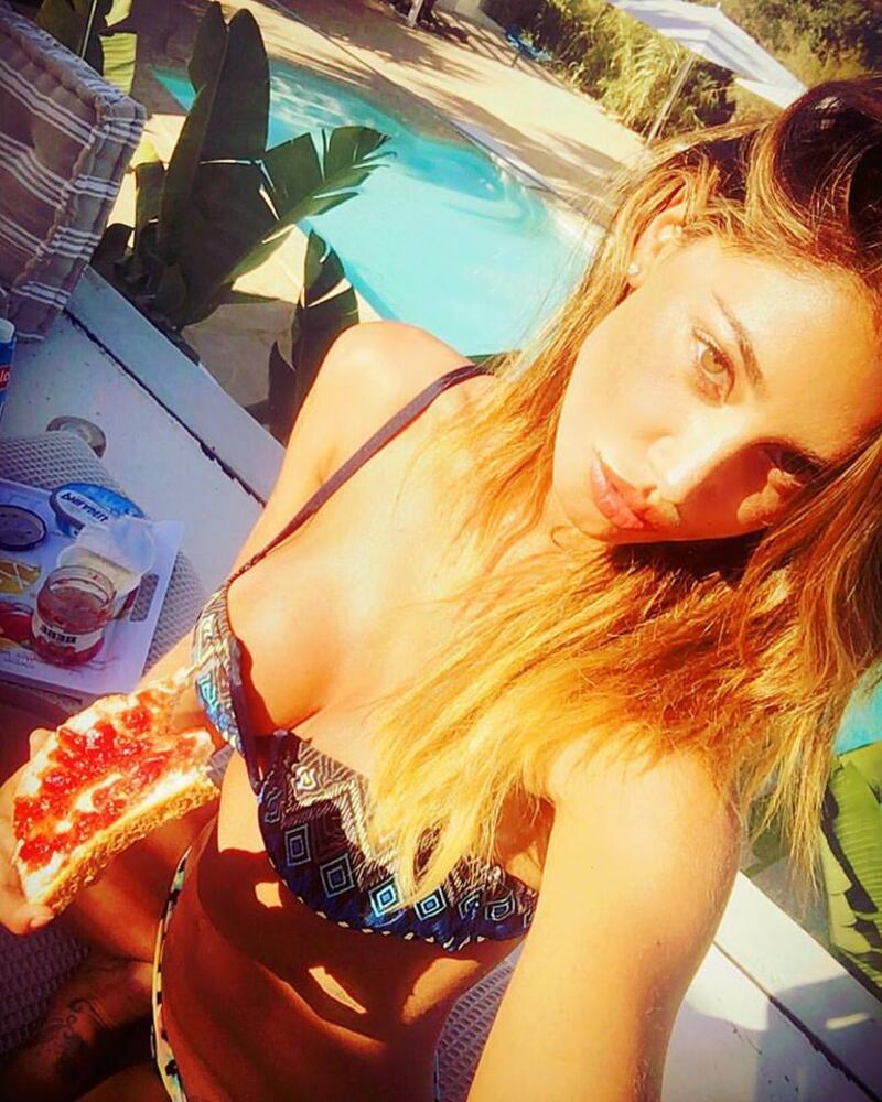Belen Rodriguez, bikini bollente in spiaggia: foto 6
