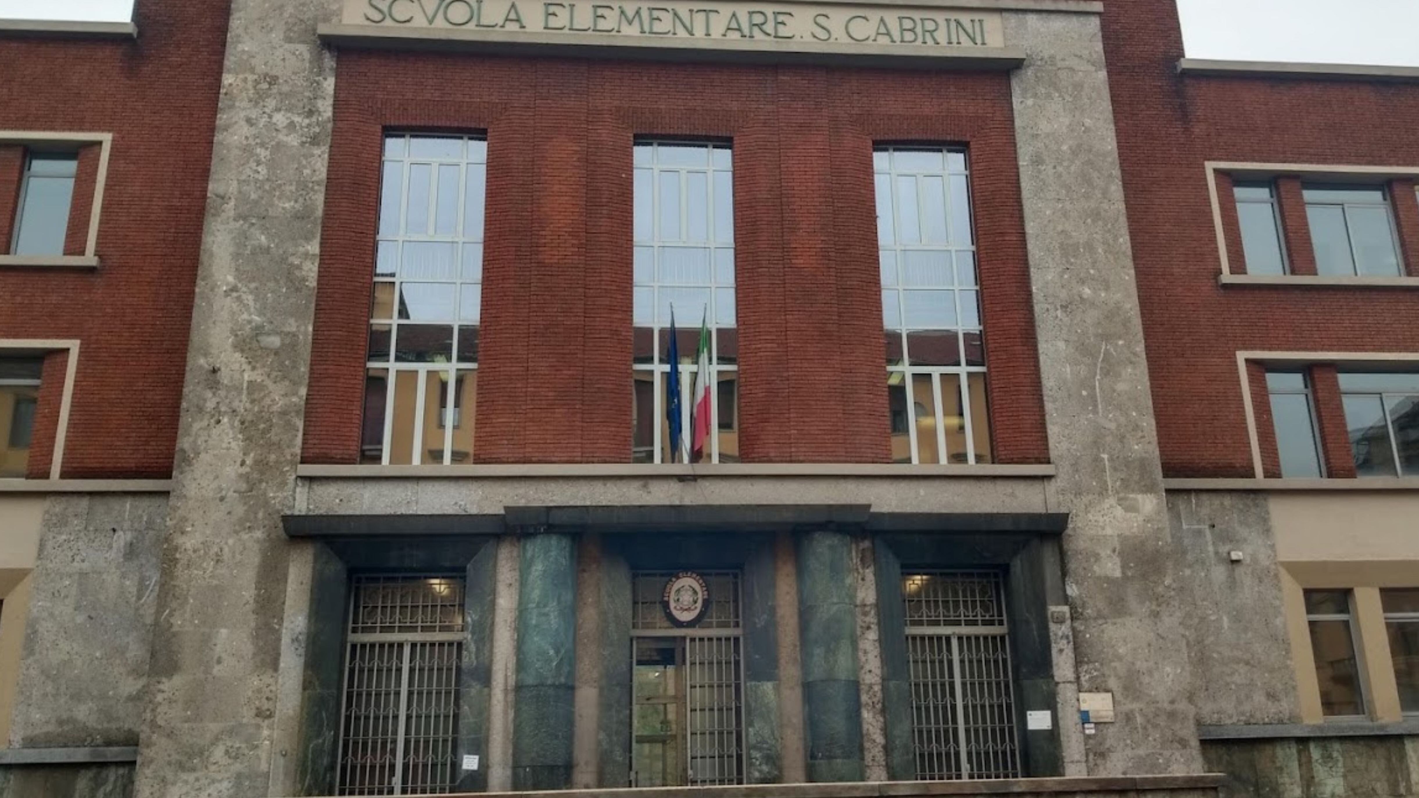 Milano, 50enne tenta di rapire due sorelline fuori da una scuola: "Voglio un bambino". Arrestato