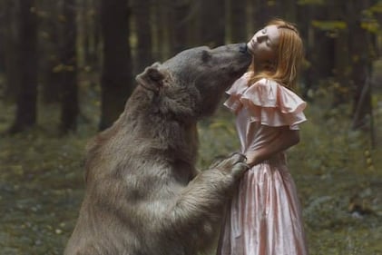 Katerina Plotnikova, modelle e animali posano insieme 13