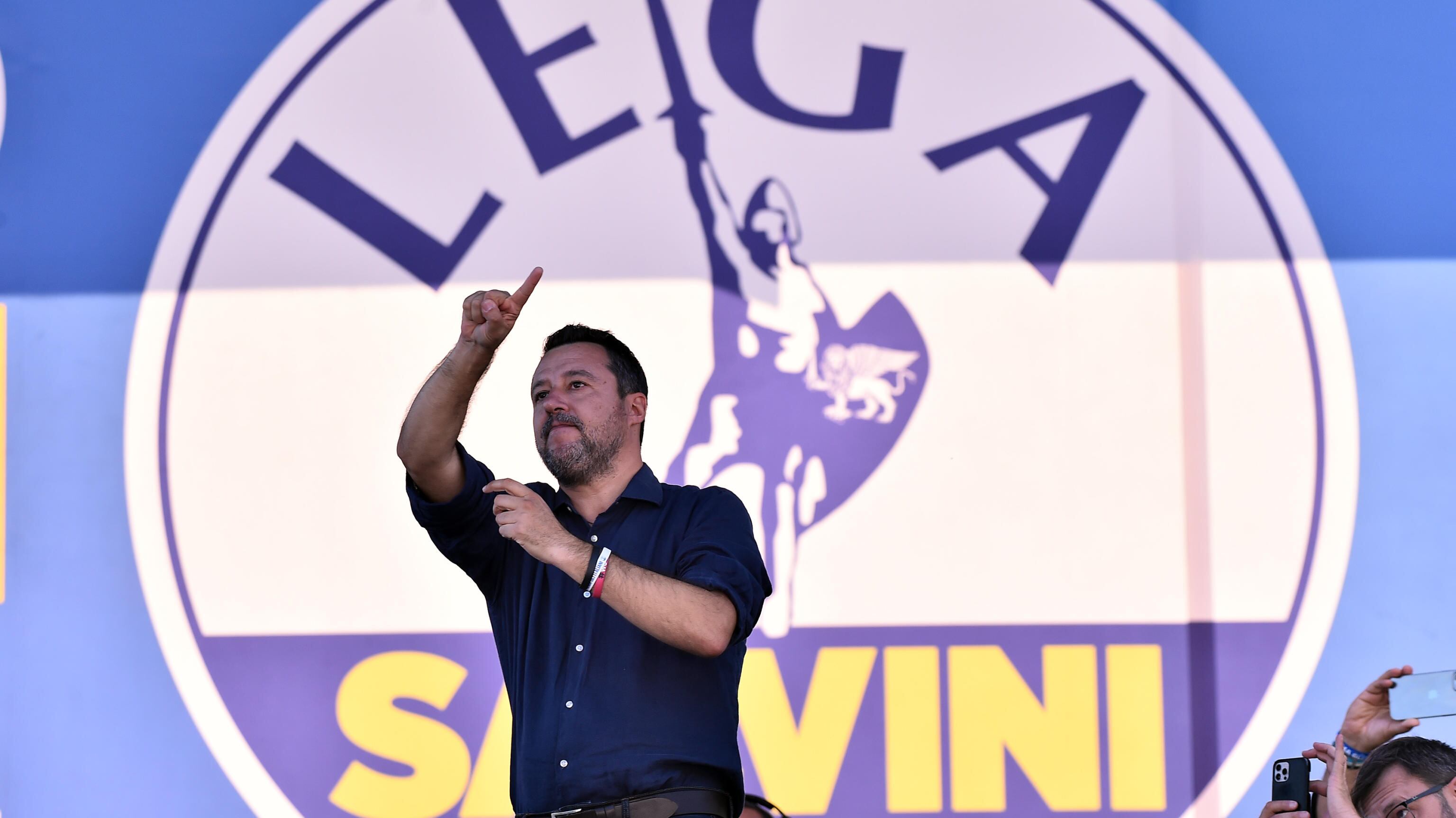 Salvini sigla sul prato il patto dei sei punti. "Evasori in galera e via il canone Rai"