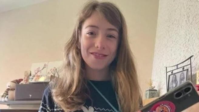 Louise uccisa a 11 anni all'uscita da scuola. Il corpo in un bosco, ora è caccia all'assassino