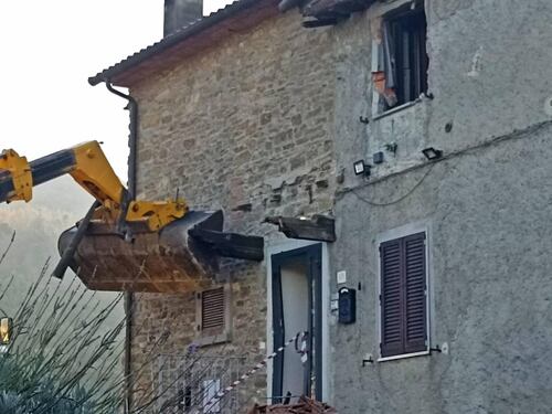 Spara allo straniero che gli distruggeva casa con una ruspa: scarcerato