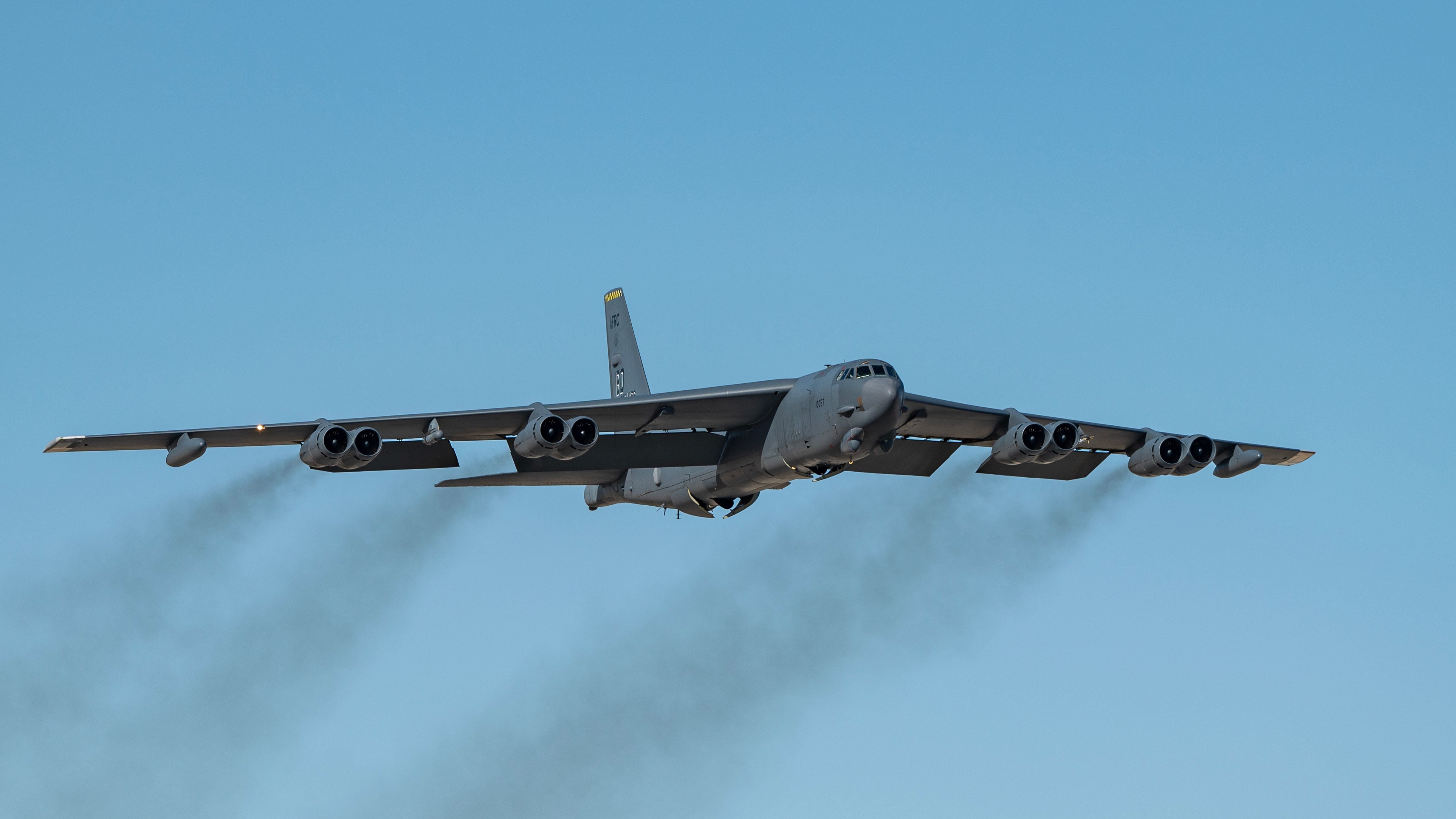 Jet di linea sfiora un bombardiere B-52 e vira all’improvviso: “Nessuno ci aveva avvisati”