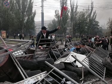 I filo russi a Mariupol hanno conquistato il municipio e stanno costruendo barricate. Non molto distante rimbombano
