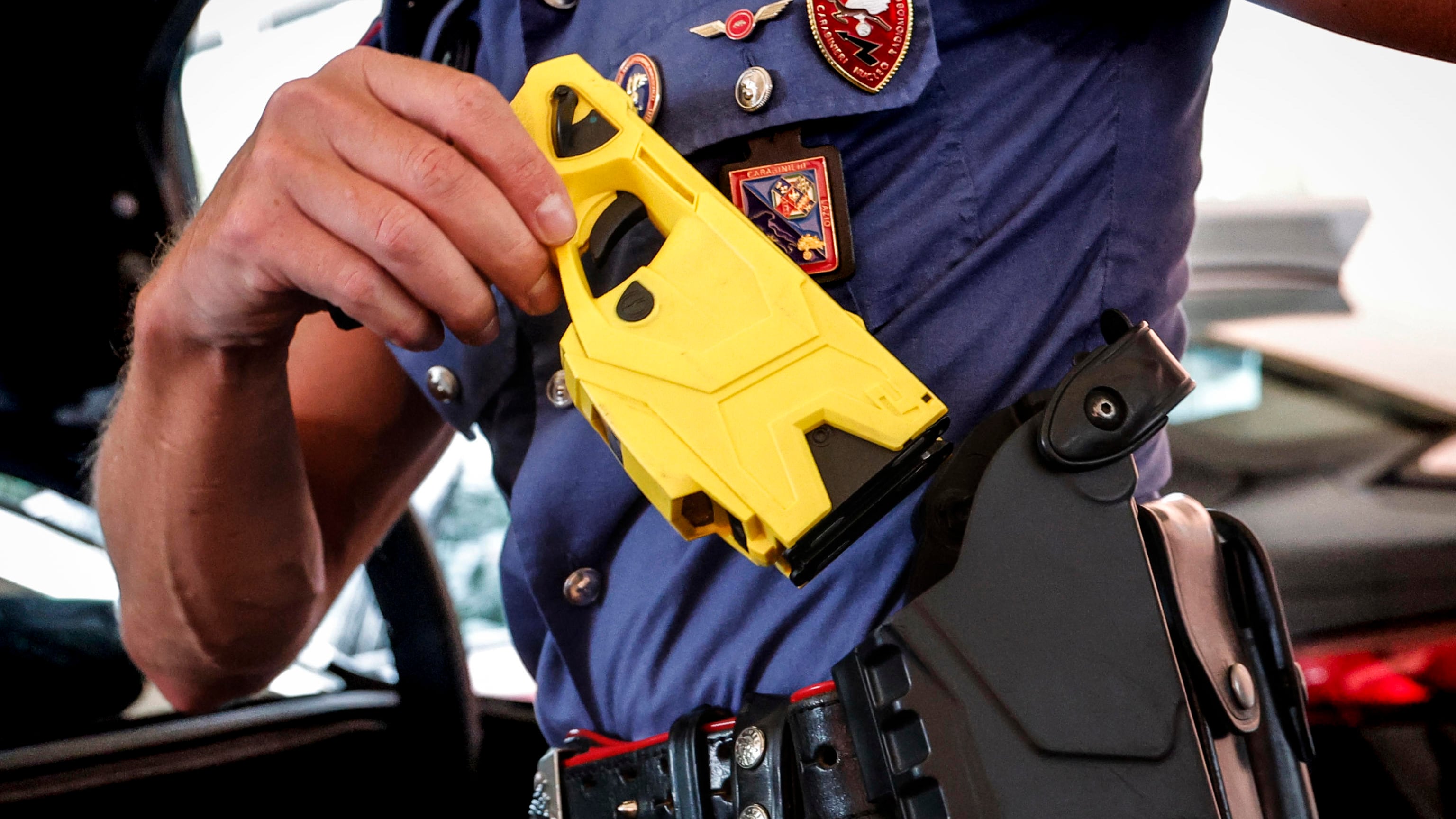 Via libera al taser tra liti e "psicodrammi" Pd