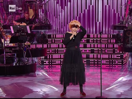Ornella Vanoni show su Rai1: "Non si vede un ca..o, ricominciamo!"
