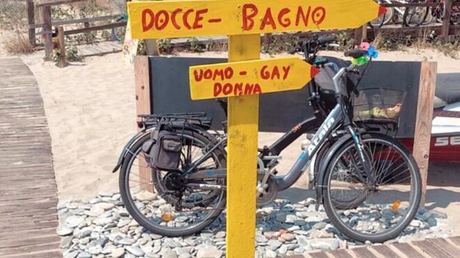 "Bagno uomo, gay, donna", il cartello al mare fa infuriare l'Arcigay