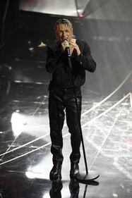 Sanremo 2024: ecco il look della seconda serata del Festival di Irama 5