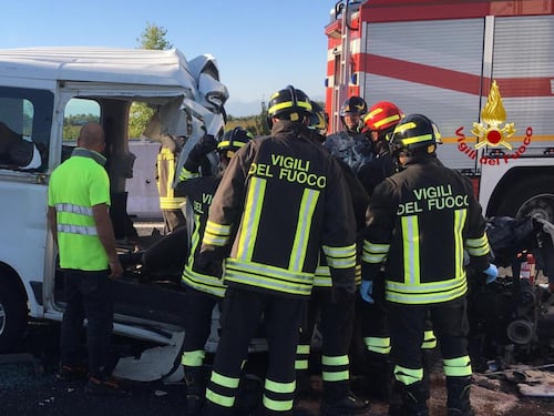 Furgone finisce sotto il tir: tragico incidente sulla A4, morte 6 persone