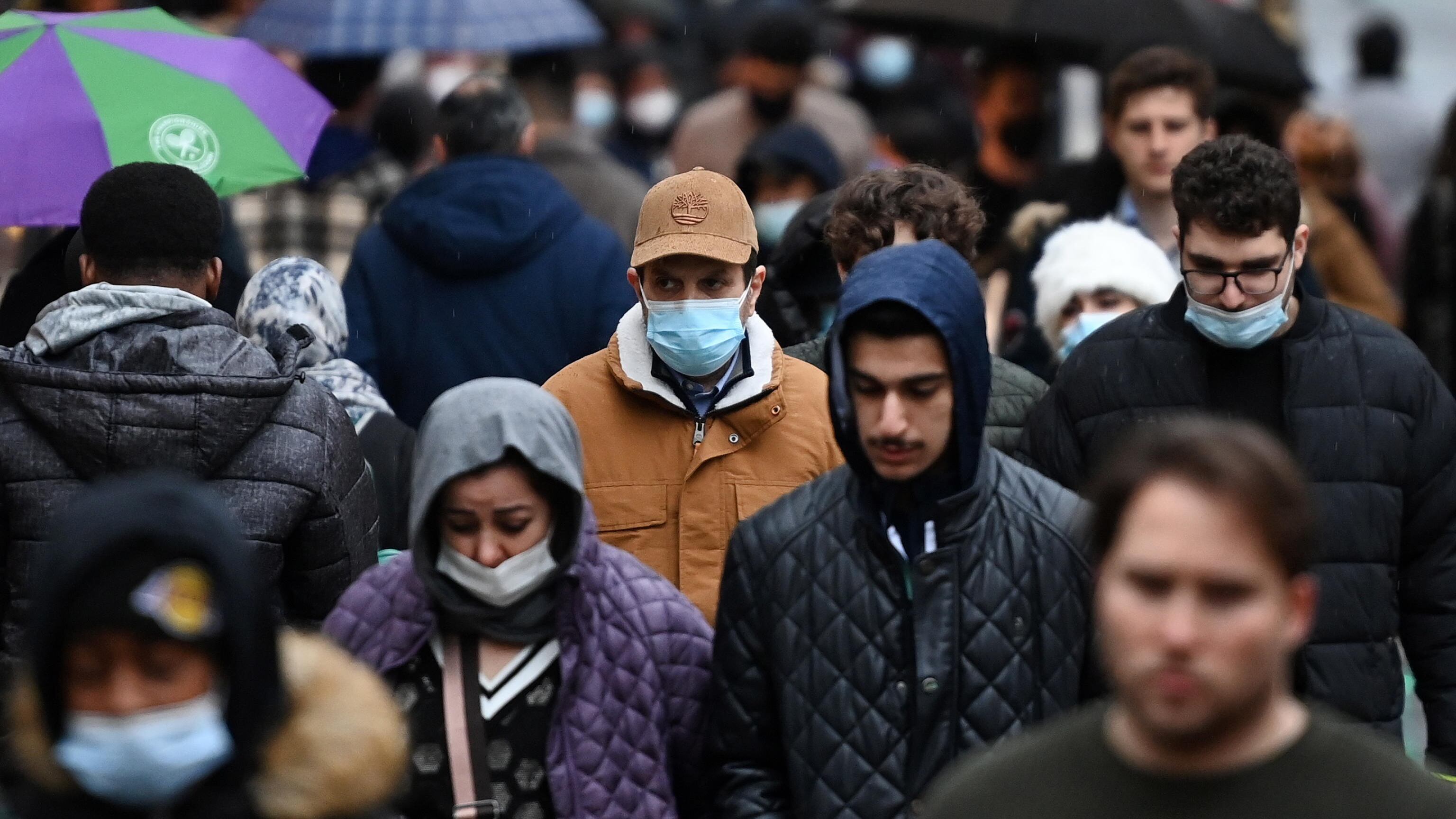 "Emergenza, basta proroghe". Ora stretta di altri 10 giorni per discoteche e mascherine