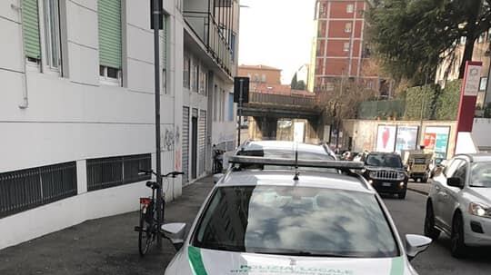 Il vigile posteggia l'auto nel posto per i disabili. Gogna social: lui si spara