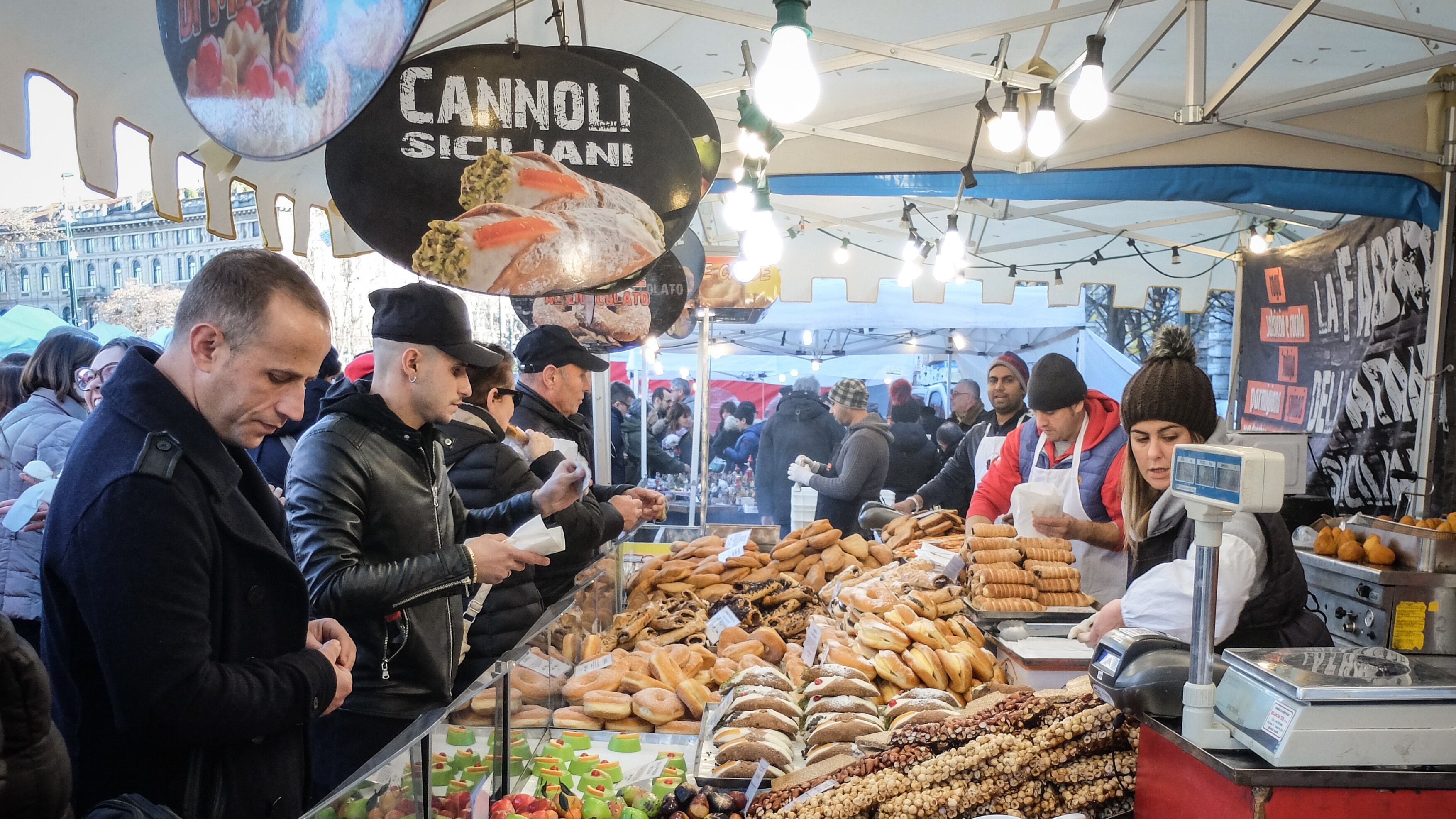 Oh Bej! Oh Bej!: adesso anche il Partito democratico vuole cacciare abusivi stranieri e cianfrusaglie dal mercato natalizio