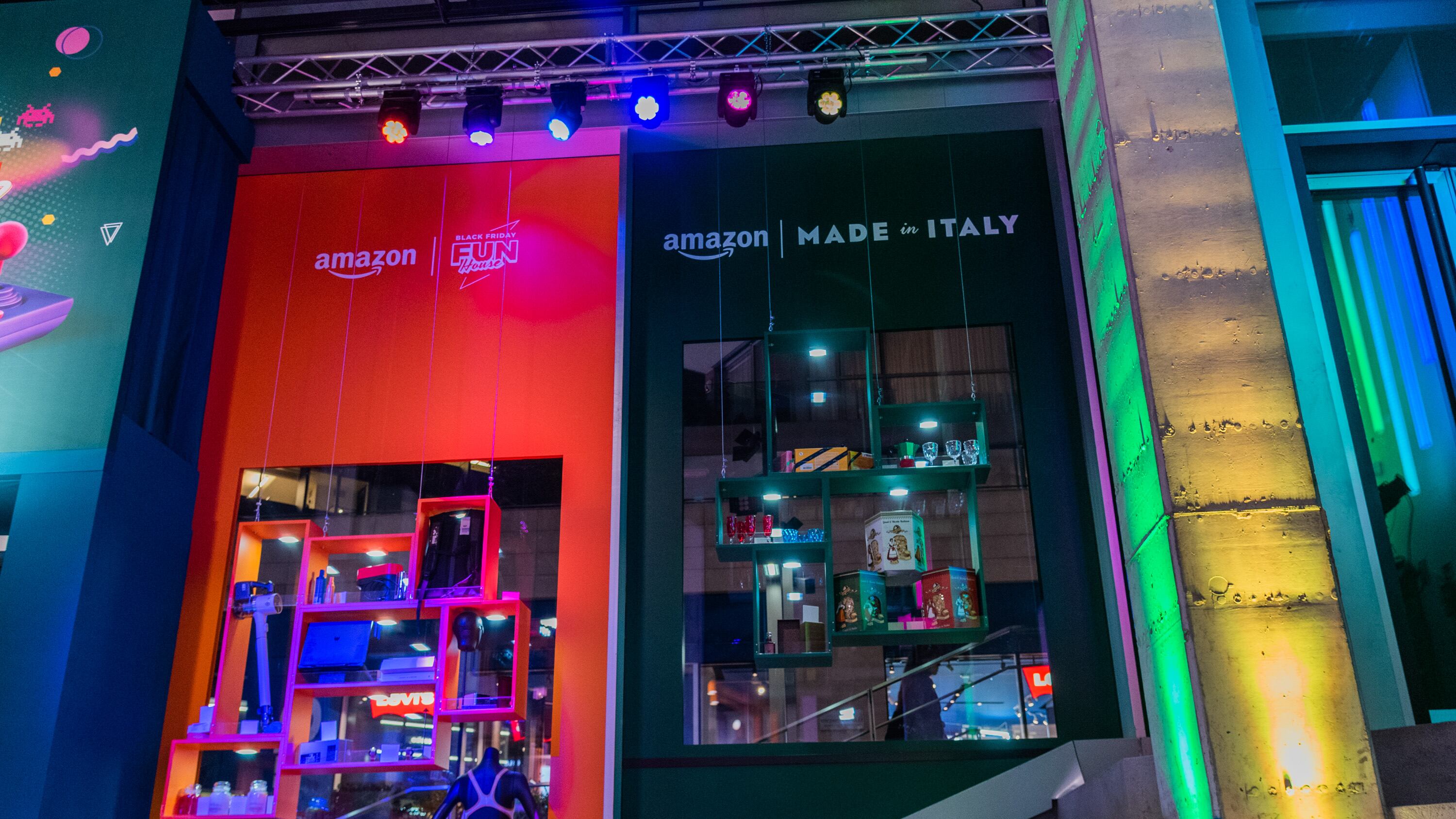 Nostalgia degli anni '80 e '90? C'è la Black Friday Fun House di Amazon a Milano