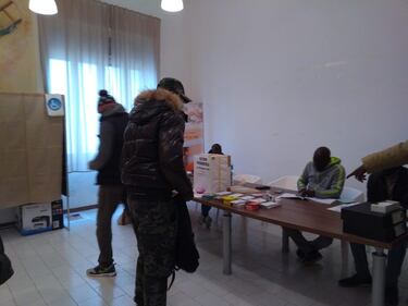 In fila per votare per le elezioni in Senegal  4