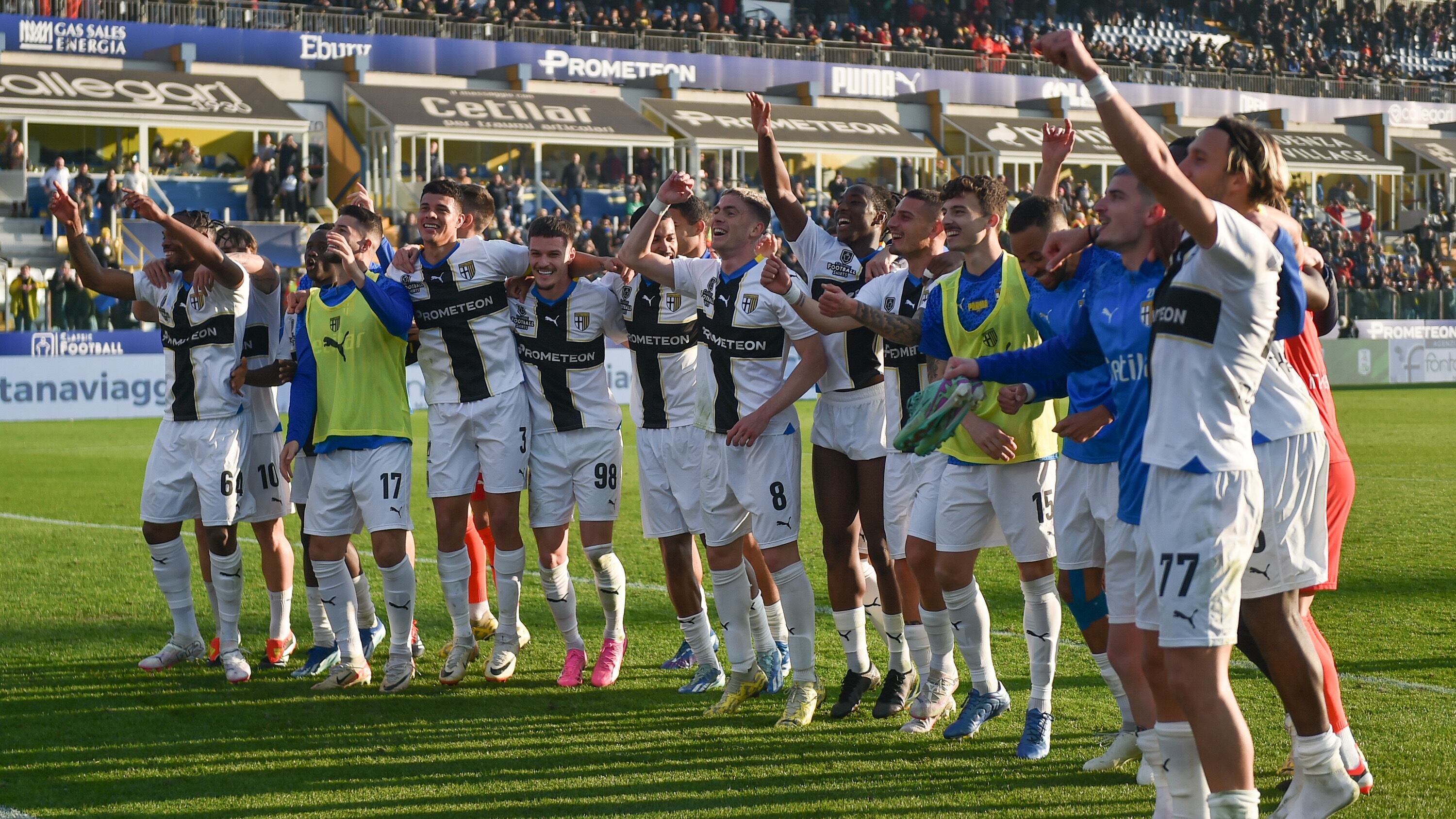 Serie B, Camara regala 3 punti pesantissimi al Parma al 100’, la Cremonese vince il derby ed è seconda