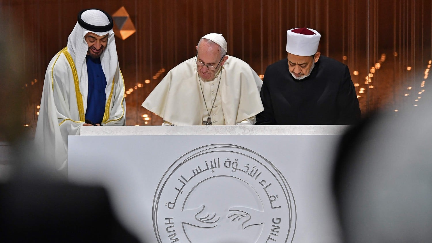 Il Papa tende la mano all'islam: "Costruiamo insieme l'avvenire"