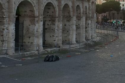 Il Colosseo della vergogna: turisti tra rifiuti ed escrementi 5