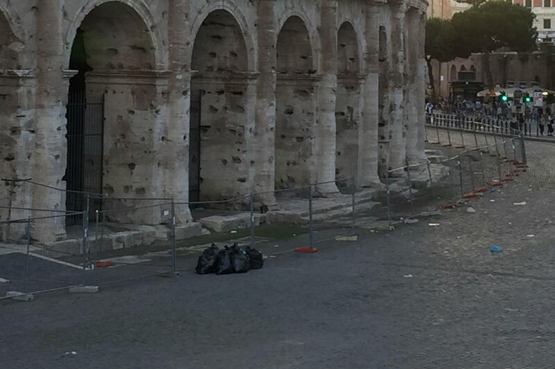 Il Colosseo della vergogna: turisti tra rifiuti ed escrementi 5
