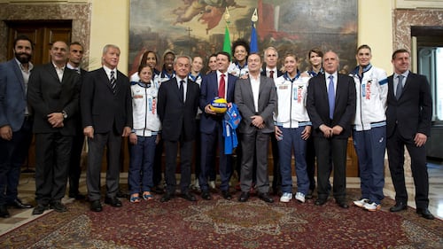 Matteo Renzi e le pallavoliste della nazionale 3