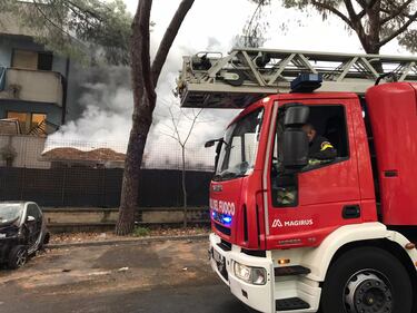 La rivolta dei migranti a Torre Maura: fuoco nel centro d'accoglienza 3