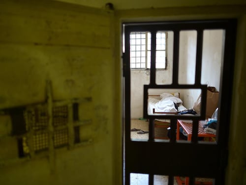 Siena, detenuto incendia materasso: 3 agenti feriti, protesta Osapp