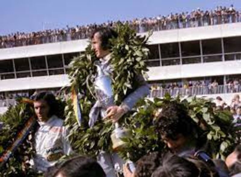 Jackie Stewart festeggia il suo secondo titolo iridato