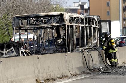 Dà fuoco a un autobus nel milanese: il rogo in strada 12