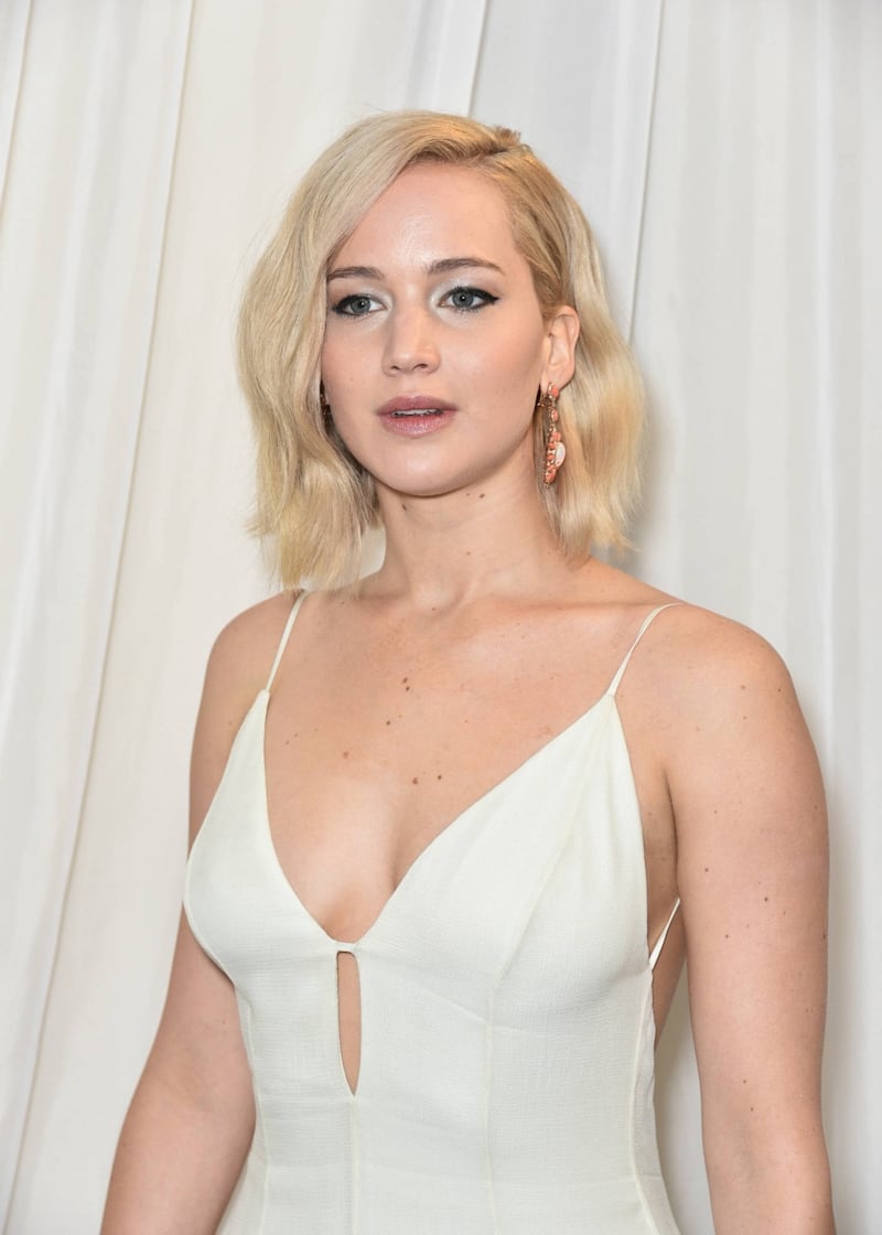 Jennifer Lawrence senza reggiseno alla première di Joy 36