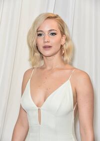 Jennifer Lawrence senza reggiseno alla première di Joy 36