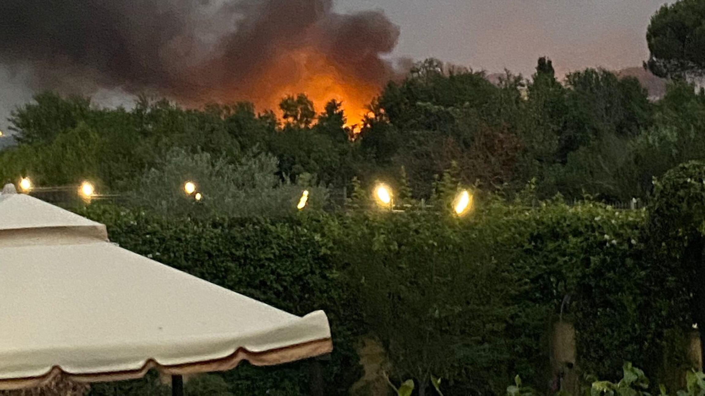 Roma assediata dai roghi. Terrore al centro estivo. A Ciampino scalo chiuso