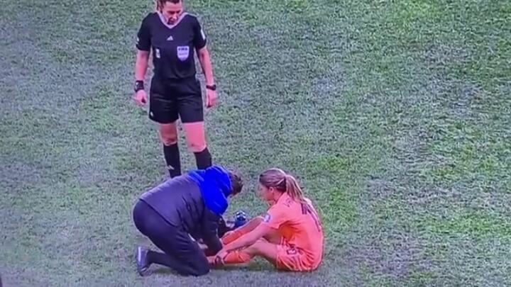 Finge un infortunio (istigata dall'allenatore): bufera sull'Olanda ai Mondiali femminili